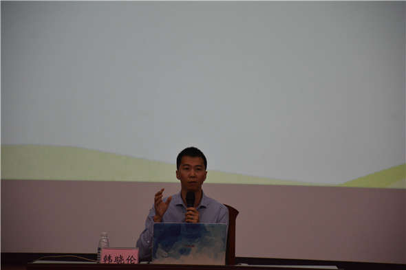 韩晓伦老师正在讲课
