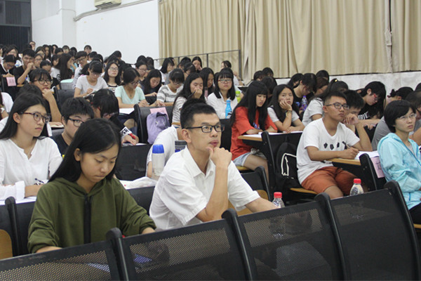 同学们听讲