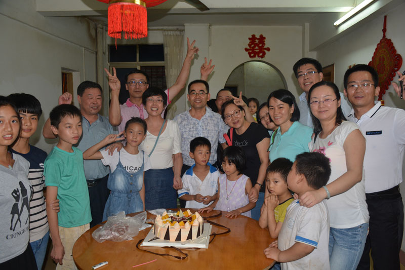 党员们给韶关应山村贫困孩子过生日-800