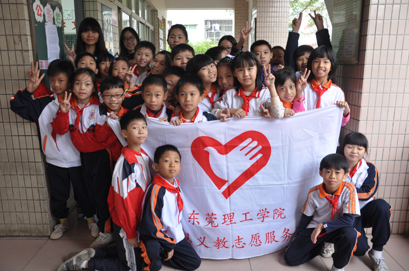 “小老师”们和小学生合影留念-800