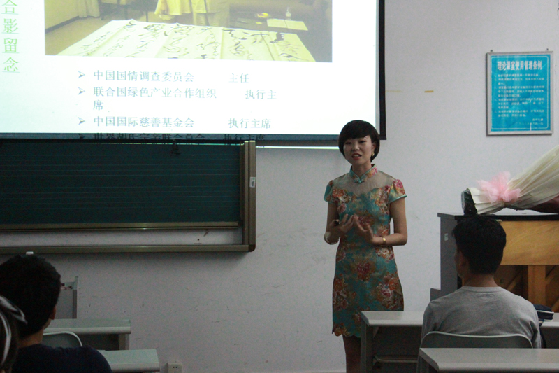 优秀校友石卓灵正在作报告-800