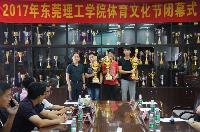 赵全院长为团体总分前三名的队伍颁奖