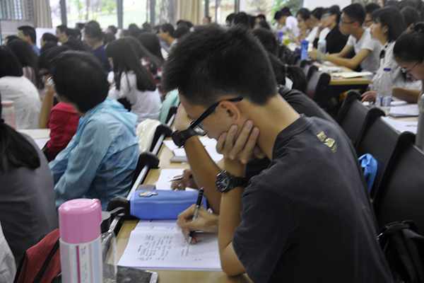 同学认真做笔记