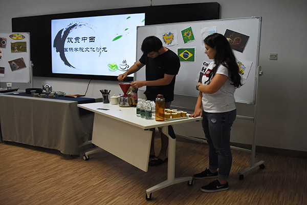 留学生Leo和Amanda在制作巴西茶 留学生Leo和Amanda在制作巴西茶